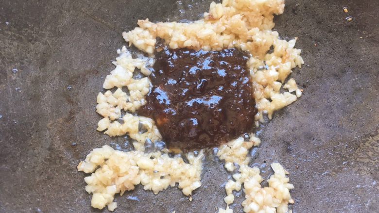 黄梅酱焗虾,之后加入两汤匙黄梅酱,翻炒至汤汁变少。