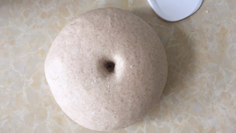 奶酪船面包,发酵好的面团,手指沾点干粉按下去,有个圆圆的洞,有轻微回弹即可