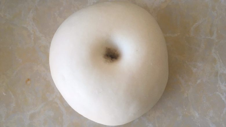 黄梅酱披萨,发酵好的面团手指沾干粉按下去,有个圆圆的洞,轻微回弹即可