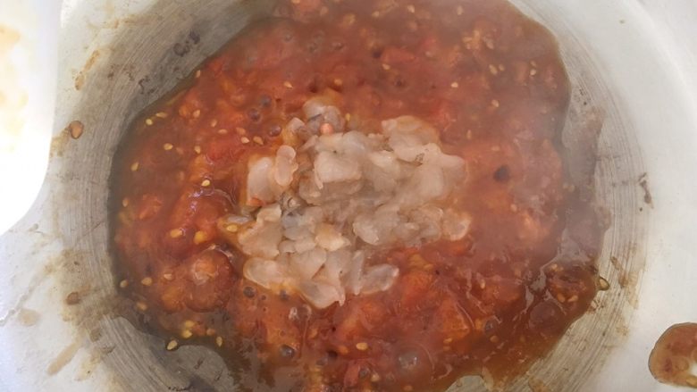 黄梅酱披萨,加入鲜虾丁炒至汤汁变少,装入容器内凉透备用