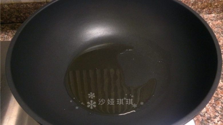 酱汁虾,将虾沥出,锅里留少量油。
