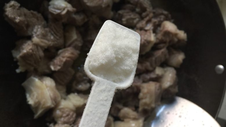红烧牛肉,煸炒片刻后加盐