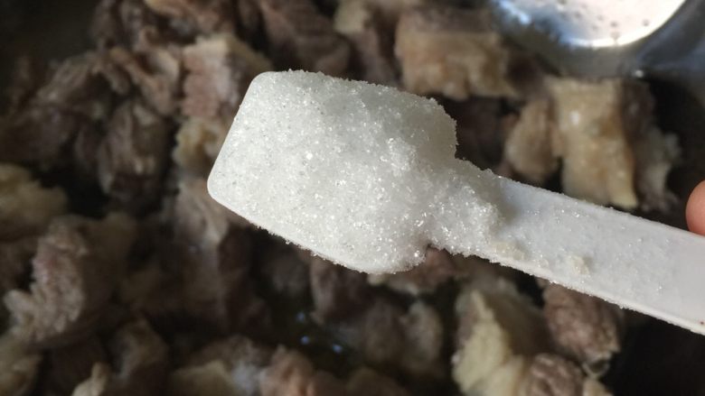 红烧牛肉,加糖