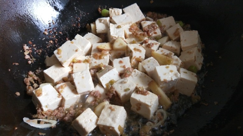 新文美食 家常豆腐,放入肉馅炒散,加入豆腐炒均匀。