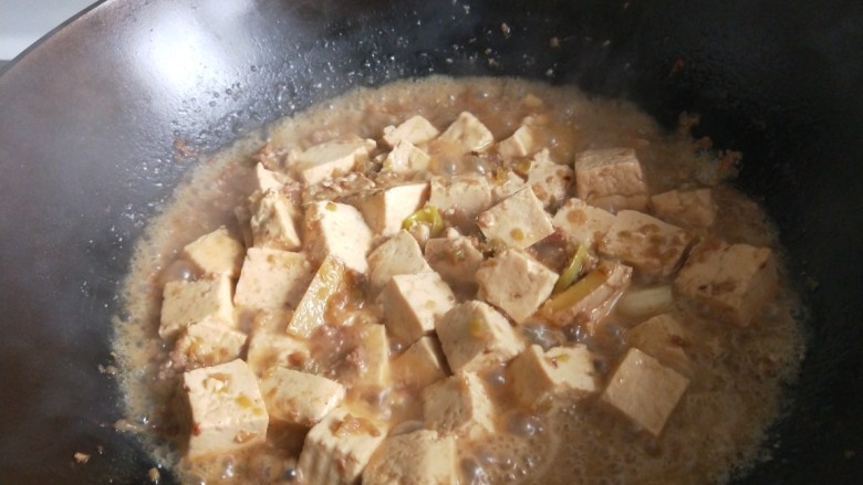 新文美食 家常豆腐,盖上盖子煮到豆腐蓬松,加入适量盐。
