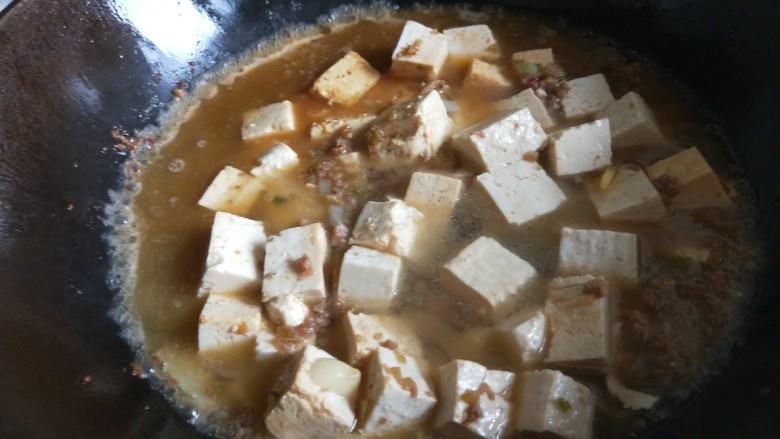 新文美食 家常豆腐,加入适量<a style='color:red;display:inline-block;' href='/shicai/ 692'>酱油</a>,在加入适量开水。