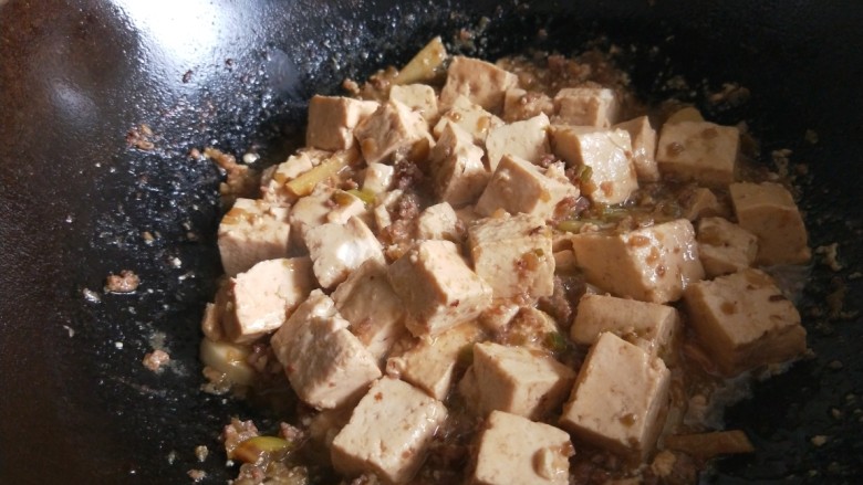 新文美食 家常豆腐,水淀粉勾芡,加入<a style='color:red;display:inline-block;' href='/shicai/ 756'>鸡精</a>即可出锅。