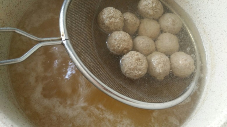 中餐厅~番茄牛丸汤,如图,肉丸浮在水面上,即可捞出