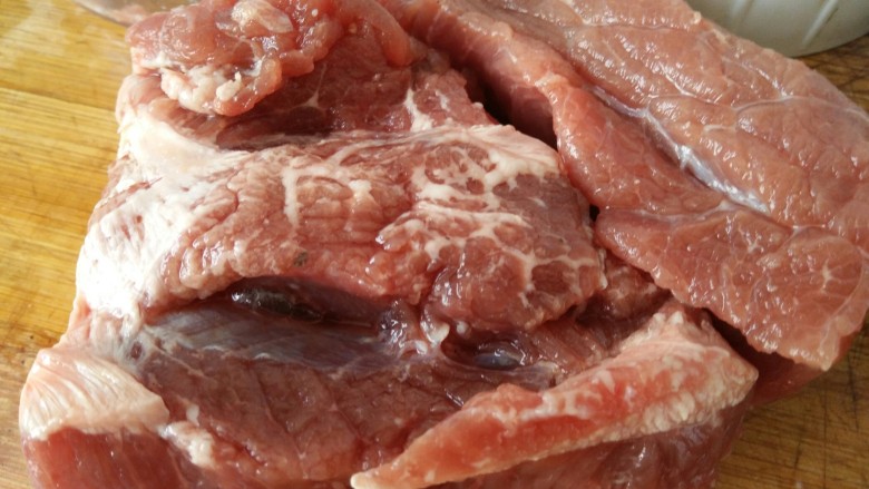 中餐厅~番茄牛丸汤,准备好一块<a style='color:red;display:inline-block;' href='/shicai/ 216'>牛肉</a>洗干净之后控水(随情况选择,最好不用牛腩肉)