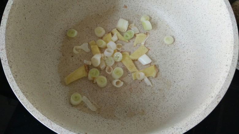 中餐厅~番茄牛丸汤,锅底留油,加葱姜炒香