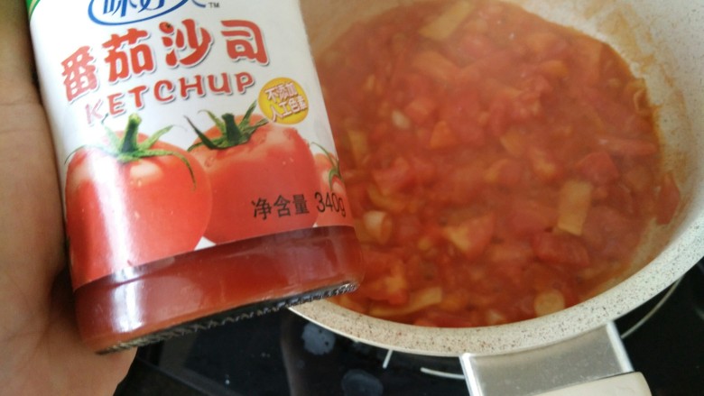 中餐厅~番茄牛丸汤,炒至粘稠时加<a style='color:red;display:inline-block;' href='/shicai/ 753'>番茄沙司</a>,继续炒,再加开水煮开