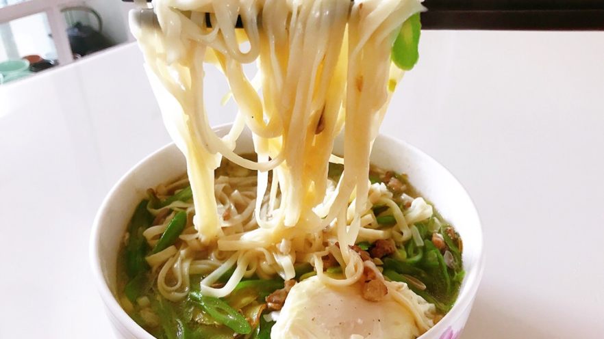 热汤蔬菜鸡蛋面