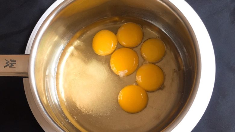 清水蛋糕,蛋黄糊的材料是蛋黄6个,蛋白一个,加入盐和细砂糖,加<a style='color:red;display:inline-block;' href='/shicai/ 780'>香草精</a>备用。