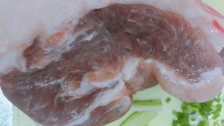 河南特色:蒸面条,准备一块肥瘦相间的五花肉,切成肉丝,放一旁备用。