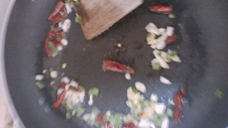 河南特色:蒸面条,锅中倒入油,油热后放入葱姜蒜辣椒,烹出香味。