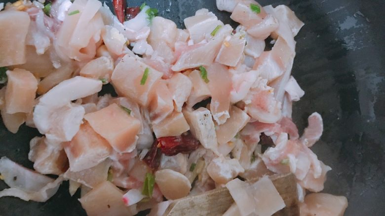 河南特色:蒸面条,然后倒入切好的肉,我家肉不够了,切了点鸡肉进去……最好是五花肉哦
