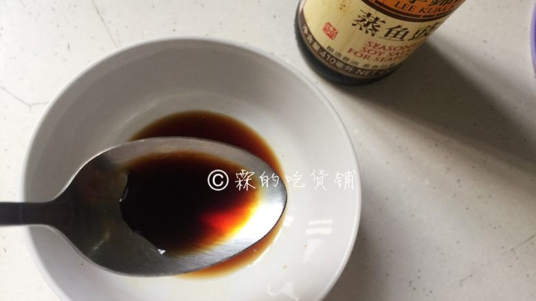 凉拌海带丝,浅浅半勺的<a style='color:red;display:inline-block;' href='/shicai/ 864'>蒸鱼豉油</a>,提个鲜