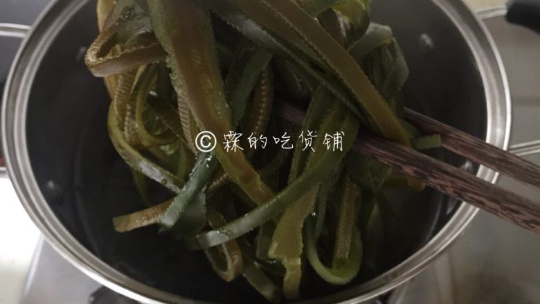 凉拌海带丝,烫好的海带丝捞出,沥干水分,放入盘中