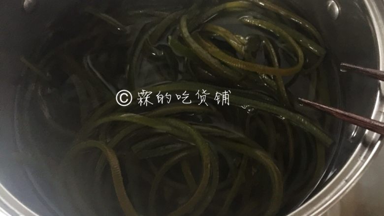 凉拌海带丝,锅里放水,烧开后把<a style='color:red;display:inline-block;' href='/shicai/ 4872'>海带丝</a>放入,汆烫2分钟