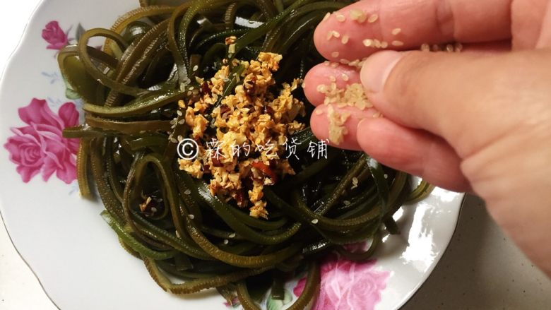 凉拌海带丝,最后撒上白芝麻（可选）