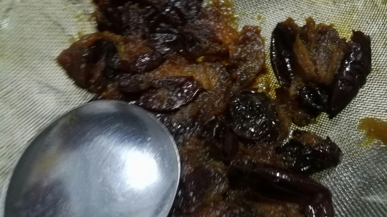 枣泥馅,把煮熟的红枣放网筛,用勺子压