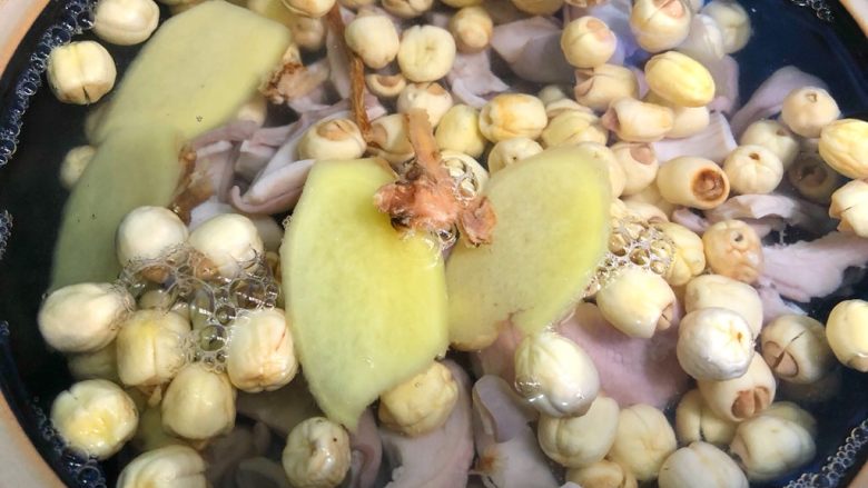 莲子猪肚汤,倒入1500ml水,大火烧开,转中小火炖1个小时