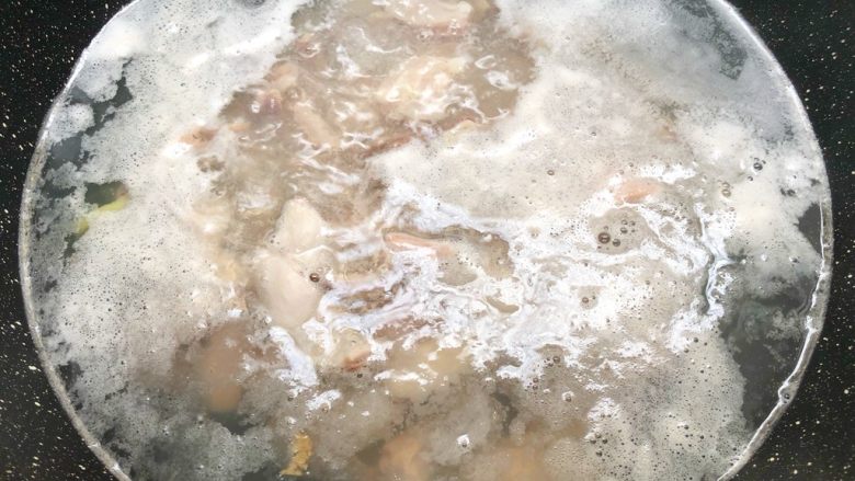 莲子猪肚汤,水开煮2分钟关火,用冷水冲洗干净