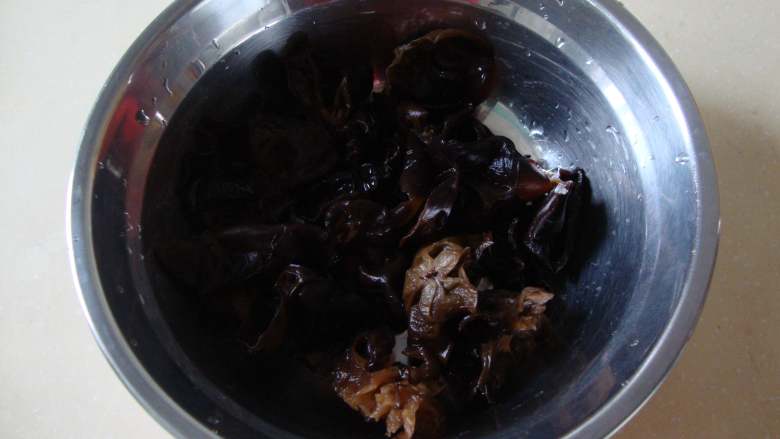 黄瓜木耳炒鸡蛋,<a style='color:red;display:inline-block;' href='/shicai/ 233'>木耳</a>泡发撕成小块