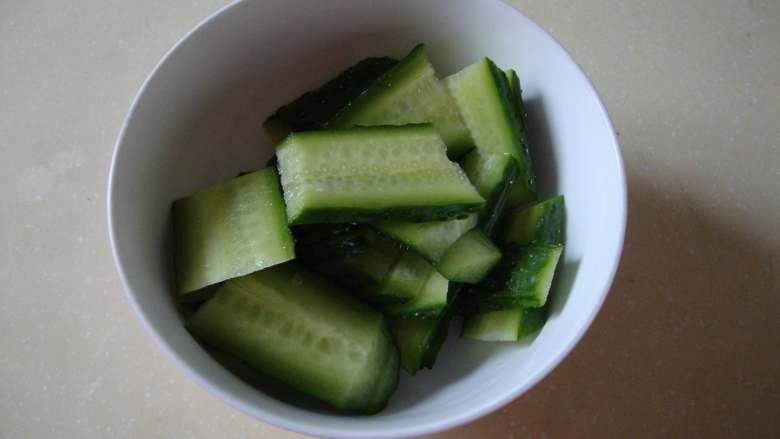 黄瓜木耳炒鸡蛋,<a style='color:red;display:inline-block;' href='/shicai/ 54'>黄瓜</a>切片