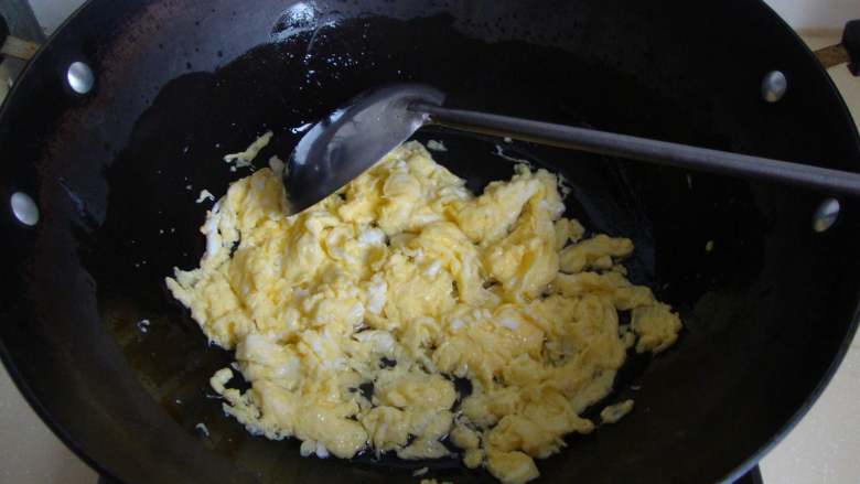 黄瓜木耳炒鸡蛋,<a style='color:red;display:inline-block;' href='/shicai/ 9'>鸡蛋</a>打散炒熟盛出备用