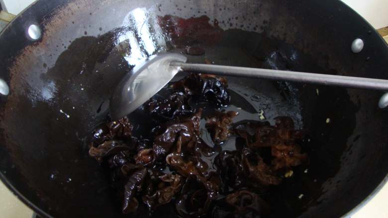 黄瓜木耳炒鸡蛋,底油把木耳炒断生