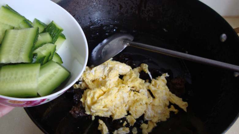 黄瓜木耳炒鸡蛋,放入炒好的鸡蛋、黄瓜