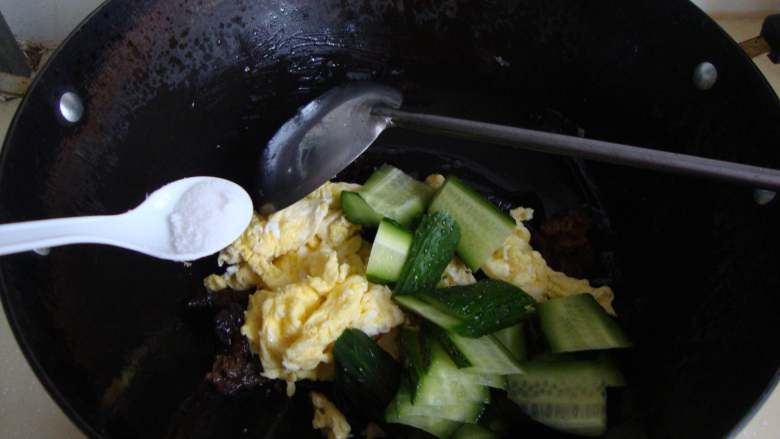 黄瓜木耳炒鸡蛋,加盐、鸡精炒匀即可