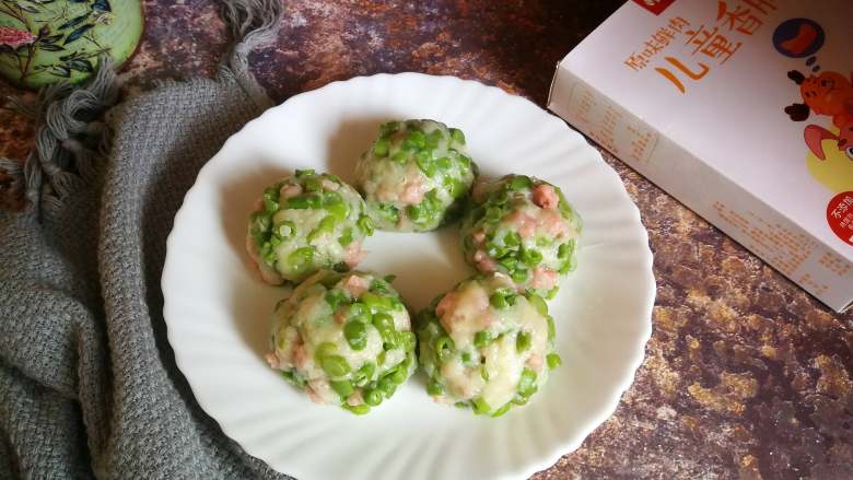 豆角香肠窝窝头,豆角也可以换成别的蔬菜,青菜、菠菜,西葫芦都可以。