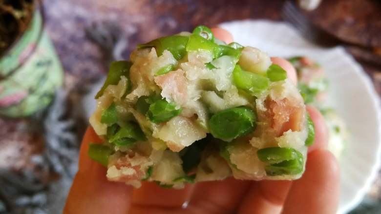 豆角香肠窝窝头,清淡,但是非常入味。
