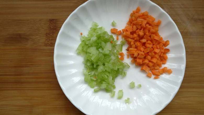 高汤粉丝蒸肉丸,芹菜和胡萝卜切碎。我家孩子挑食,所以只要他不吃的蔬菜,我全部切碎,他没法一个个挑出来,也就吃了。