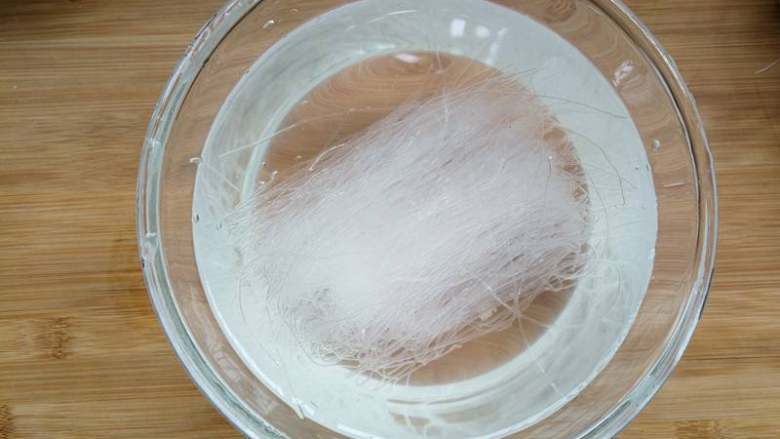 高汤粉丝蒸肉丸,龙口粉丝用清水泡软。龙口粉丝是用绿豆或者豌豆制作而成,比红薯粉丝要好熟一些,所以只要泡软了就行了。