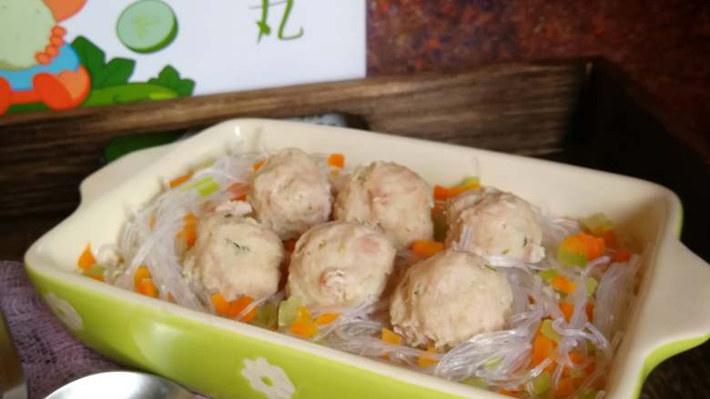 高汤粉丝蒸肉丸,非常适合孩子吃的一道简单的高汤粉丝蒸肉丸就做好了,如果口味比较重的,蒸好之后,还可以加入一些生抽和香油拌匀,喜欢辣味的,可以加入辣椒圈一起蒸。