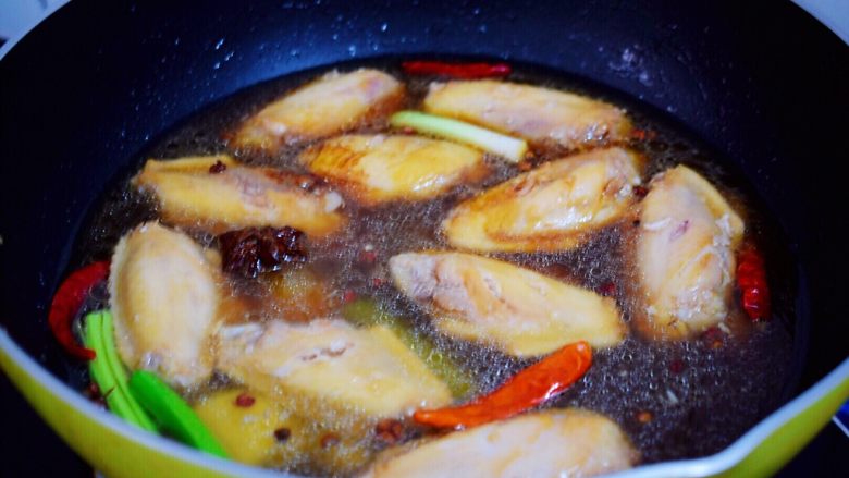 红烧鸡翅,加入清水,没过食材即可