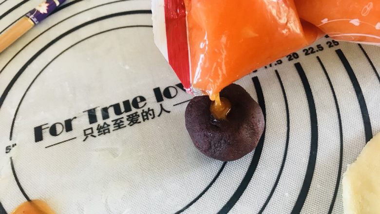流心蛋黄酥,流心蛋黄挤到洞里后封口,不要挤太满。