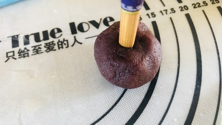 流心蛋黄酥,豆沙馅扎个洞~