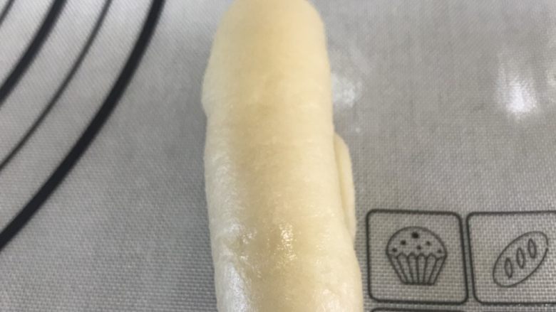 流心蛋黄酥,按扁,再擀成椭圆形