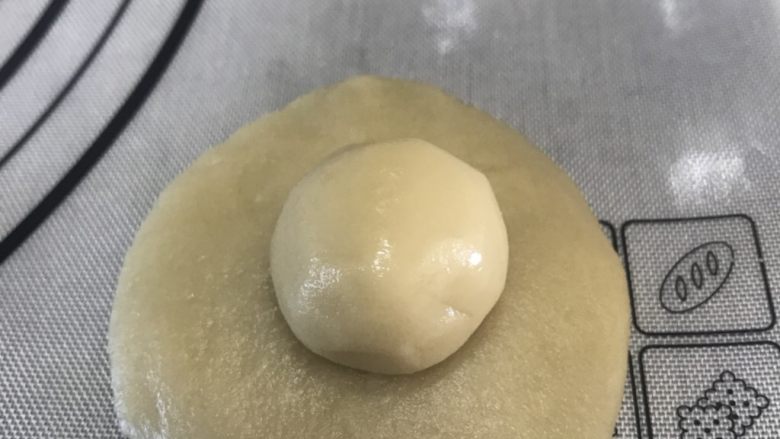 流心蛋黄酥,把水油酥放在下面按扁,然后放油酥,封口。