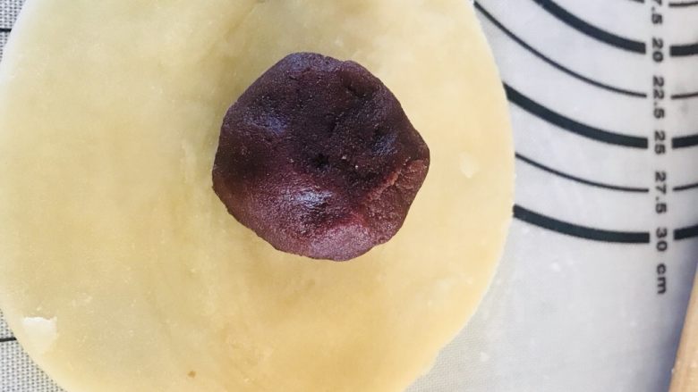 流心蛋黄酥,豆沙馅包到面皮里,封口朝下。
