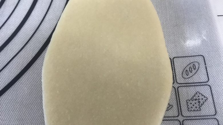 流心蛋黄酥,擀成椭圆形