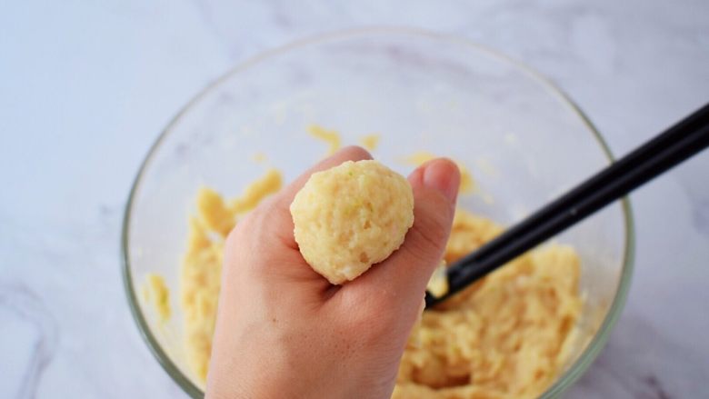茄汁鸡肉丸,锅中加入适量的清水烧开后转小火,用虎口挤出丸子的形状