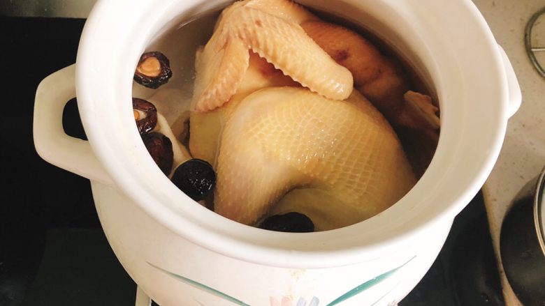 小鸡炖蘑菇汤,倒入一杯<a style='color:red;display:inline-block;' href='/shicai/ 718'>料酒</a>、3勺盐。
