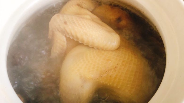 小鸡炖蘑菇汤,大火煮开后15分钟转小火慢慢熬2小时,中间需用勺子搅拌3次,以防底部烧焦,鸡汤变苦。