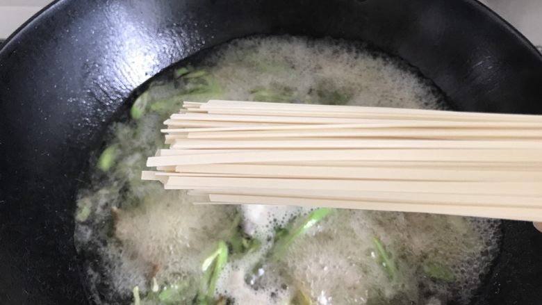 热汤蔬菜鸡蛋面,加入一个人量的挂面或手擀面。