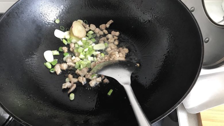 热汤蔬菜鸡蛋面,放葱姜蒜炒匀。